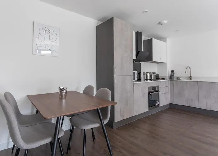 Stayzeni, Ouse Court Smart 2 Bed Flat Apartment *